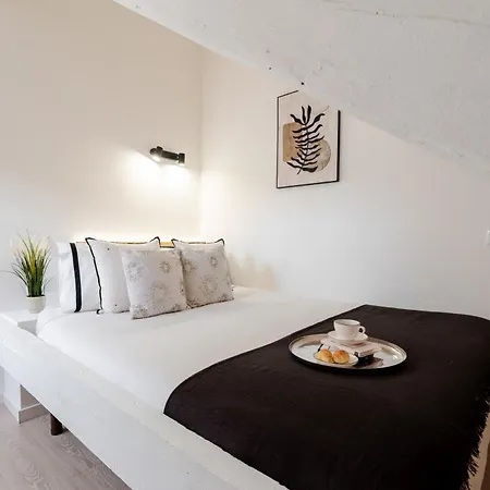 شقة Authentic With Terrace By Hostwise