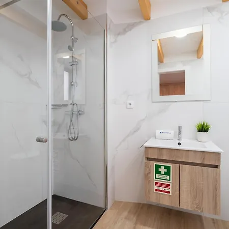 Authentic With Terrace By Hostwise Apartmán *