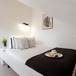 Apartment Authentic With Terrace By Hostwise