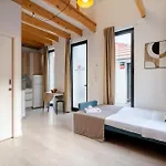 Apartment Authentic With Terrace By Hostwise