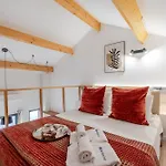 Apartment Authentic With Terrace By Hostwise